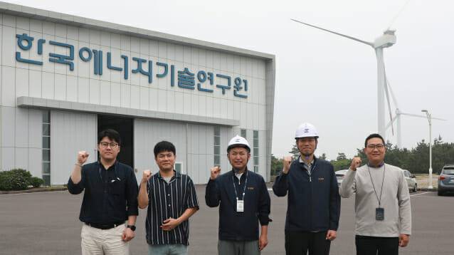 한국에너지기술연구원이 초대형 풍력발전기 블레이드를 국산화했다. 왼쪽부터 강태한 연구생,강병호 박사후연구원, 유철 단장, 권대용 선임연구원, 박세명 선임연구원.(사진=에너지연)