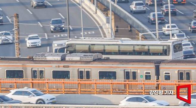 지난 1월2일 서울 성동구 동호대교 위를 달리는 지하철에 시민들이 몸을 싣고 출근길에 오르고 있다. 강진형 기자