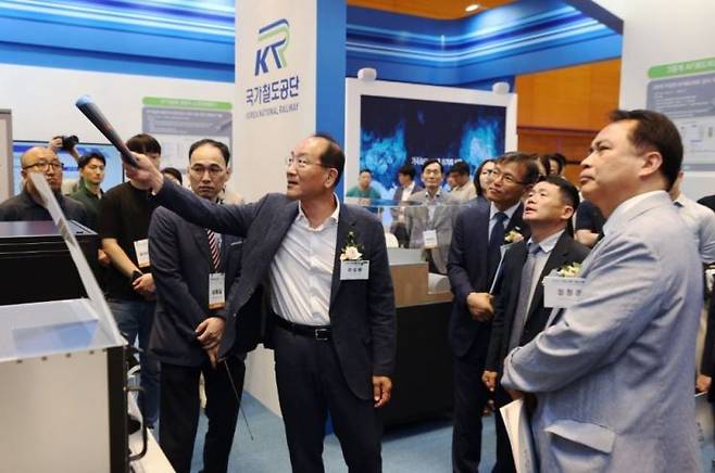 이성해 철도공단 이사장이 19일 '2025 국토교통기술교류회'에서 철도공단 부스 방문객들과 철도혁신 기술 연구개발(R&D) 성과를 공유하고 있다. 국가철도공단 제공