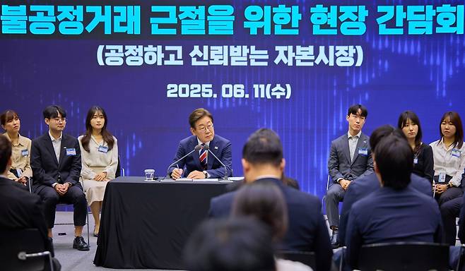 이재명 대통령이 지난 11일 취임 후 첫 경제 현장 방문지로 서울 여의도 한국거래소를 찾았다. '임기 내 코스피 5000돌파'를 공약한 이 대통령은 "주식을 부동산에 버금가는 대체 투자수단으로 만들겠다"고 말했다./뉴스1