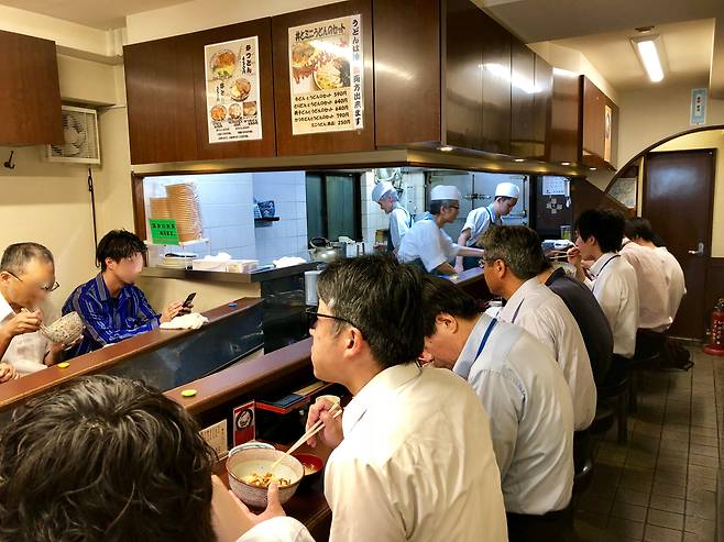 남성 손님이 가득한 도쿄 신주쿠의 모 규동집./에노모토 야스타카