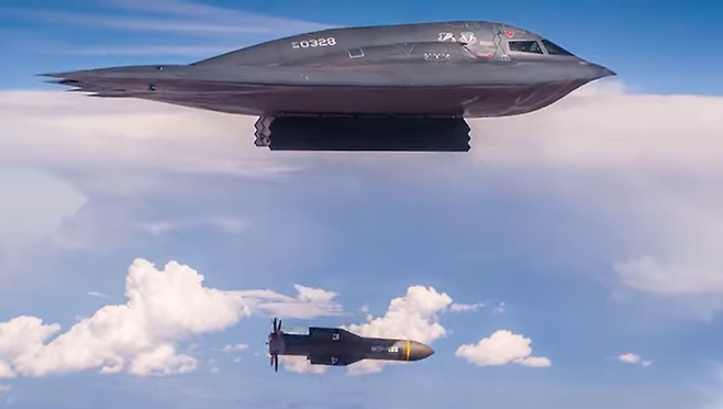 미 공군 B-2 스텔스 전략 폭격기가 30,000파운드급 GBU-57 벙커 버스터 폭탄을 투하하고 있다./미 공군