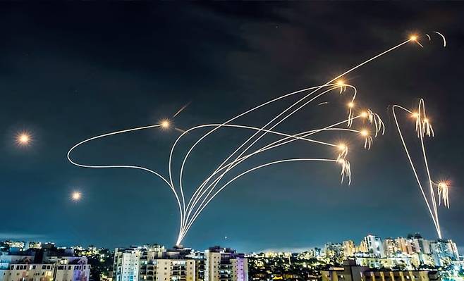 2024년 5월 팔레스타인 무장 정파 하마스가 발사한 미사일을 이스라엘의 아이언돔 미사일이 요격하고 있는 모습./로이터 연합뉴스