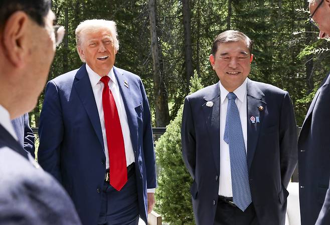 도널드 트럼프 미국 대통령과 이시바 시게루 일본 총리가 16일(현지시간) 주요 7개국(G7) 정상회의를 계기로 캐나다 캐내내스키스에서 회담하고 있다./연합뉴스