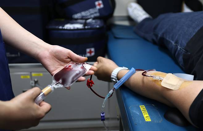 13일 서울 종로구 광화문광장에서 열린 2025년 헌혈자의 날 행사에서 한 시민이 헌혈을 하고 있다. /뉴스1