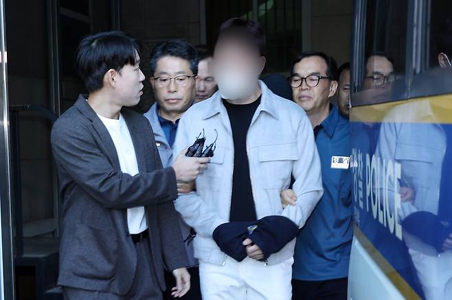 지난해 10월 4일 오전 광주 서구 서부경찰서에서 '뺑소니 사망사고' 마세라티 운전자 김모씨가 검찰로 송치되고 있다. /연합뉴스