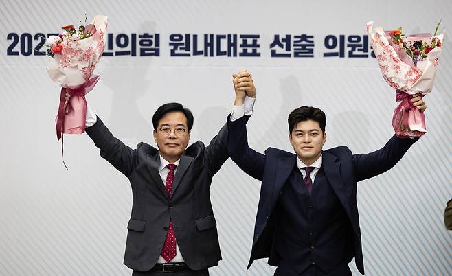 송언석 국민의힘 원내대표(왼쪽)와 김용태 비상대책위원장이 지난 16일 오후 서울 여의도 국회에서 열린 국민의힘 원내대표 선출을 위한 의원총회에서 선출된 후 기념촬영을 하고 있다. /뉴스1