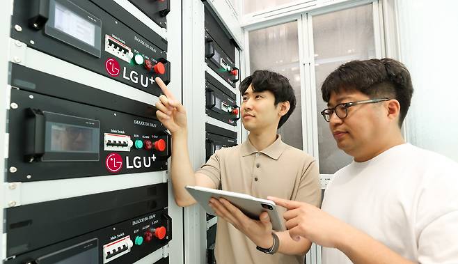 LG유플러스 직원들이 평촌2센터 액체냉각 실증 데모룸에서 직접칩냉각(Direct to Chip) 장비인 냉각수분배장치(CDU)를 점검하고 있는 모습./LG유플러스 제공
