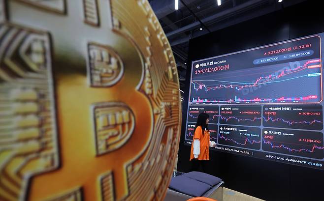 서울 서초구 빗썸라운지 전광판에 비트코인 등 가상자산 시세가 표시되고 있다./뉴스1 제공