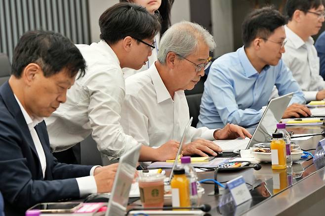 임종룡 우리금융 회장이 지난 18일 우리금융그룹 본사와 은행 연수원에서 열린 챗GPT 활용 실습 연수에 참여했다. /우리금융 제공