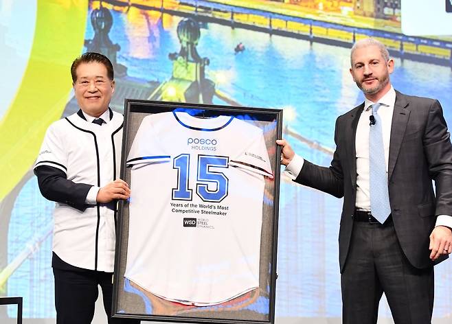 18일(현지 시각) 미국 뉴욕에서 열린 WSD 포럼에서 장인화 포스코그룹 회장(사진 왼쪽)이 필립 엥글린(Philipp Englin) WSD CEO로부터 야구복으로 특별 제작한 WSD 명예의 전당 기념액자를 전달 받은 뒤 기념촬영을 하고 있다. /포스코그룹 제공