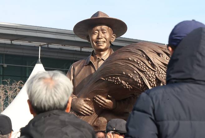 2024년 12월 23일 오후 대구 동구 동대구역 광장에서 열린 '박정희 대통령 동상 제막식' 현장에서 시민들이 동상을 바라보고 있다. /조선DB