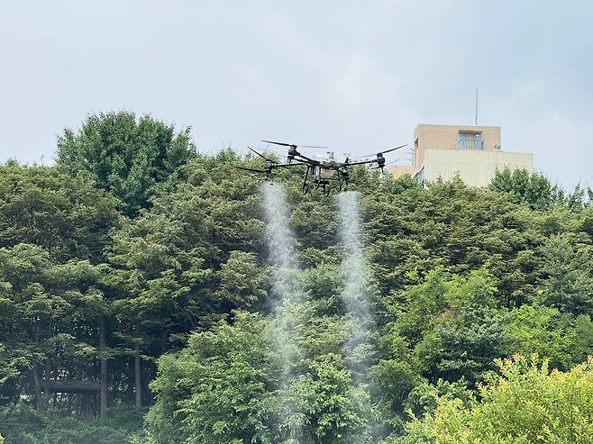 17일 오전 10시 30분 서울 강남구 대치동 하천변 둔치에서 드론이 모기 살충제를 뿌리고 있다. /이호준 기자