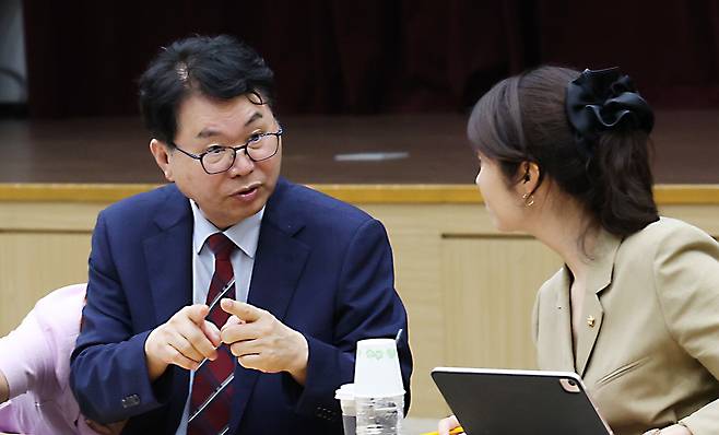 19일 업무보고를 받는 이한주 국정기획위원회 위원장(왼쪽). /뉴스1