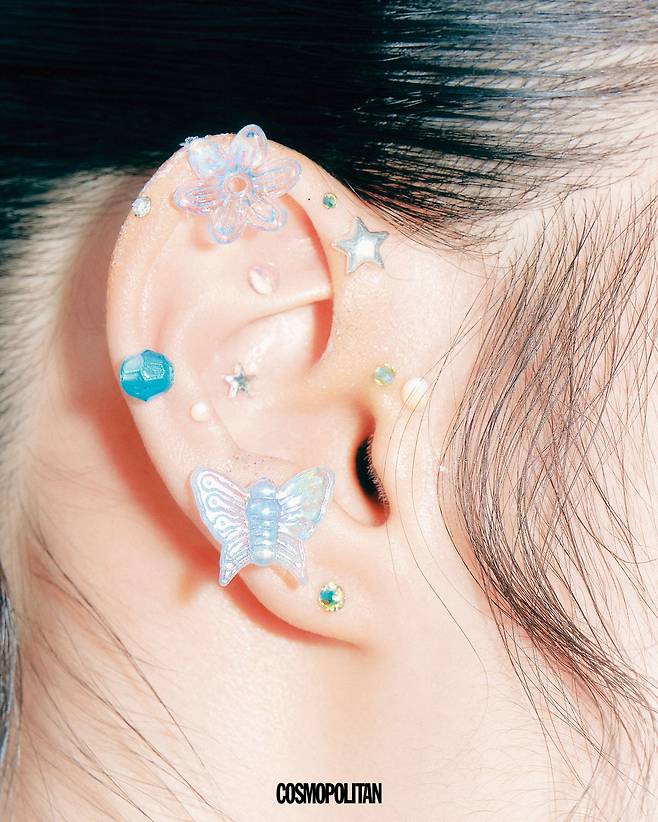 비즈와 스티커를 평소 피어싱을 하고 싶었던 자리에 붙인다. 비즈 장식은 주로 귓바퀴에 배치하고, 속눈썹 풀로 고정하면 잘 떨어지지 않는다. 그런 다음, 글리터를 덧바르면 귀꾸 완성! “귀가 작은 편이라면 ‘엘프 귀’ 스티커를 활용해보세요”라는 메이크업 아티스트 임정인의 조언을 참고하자.