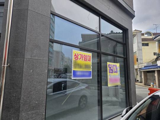 19일 오전 대전 서구 월평동의 한 상가에 임대 현수막이 붙어있다. 이태희 기자