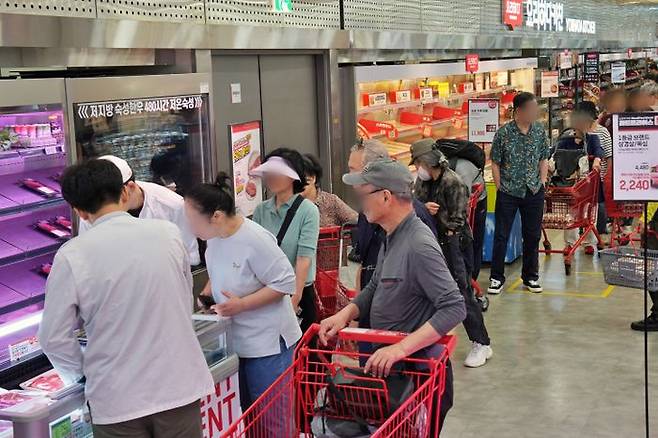 서울시 중구에 위치한 롯데마트 제타플렉스 서울역점 축산 매장에서 고객들이 장을 보고 있다.ⓒ롯데마트