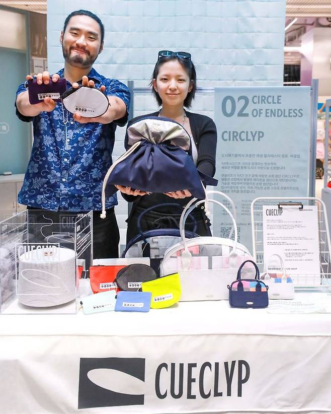 19일 서울 영등포구에 위치한 현대백화점 더현대 서울 지하 2층 '서스테이너블 프로젝트-피어×큐클리프' 팝업스토어에서 직원들이 업사이클링 제품을 소개하고 있다.ⓒ현대백화점
