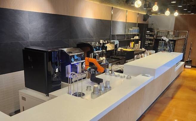 경기 남양주시 ‘꽃과 어린왕자 커피숍’에 설치된 커피로봇 ‘BEENEE’모습. ⓒ플레토로보틱스