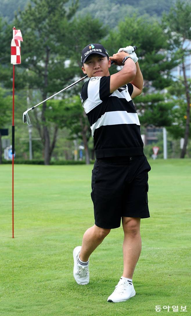 야외에 마련된 골프존조이마루 쇼트게임 연습장에 선 김홍택. 김홍택은 19일부터 시작되는 한국프로골프(KPGA)투어 KPGA 선수권대회를 앞두고 이곳에서 샷을 점검했다. 대전=변영욱 기자 cut@donga.com