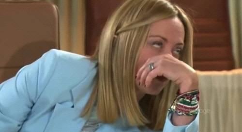 마크롱 대통령 귓속말에 눈알 굴리는 멜로니 총리. [엑스(X·옛 트위터) 캡처]