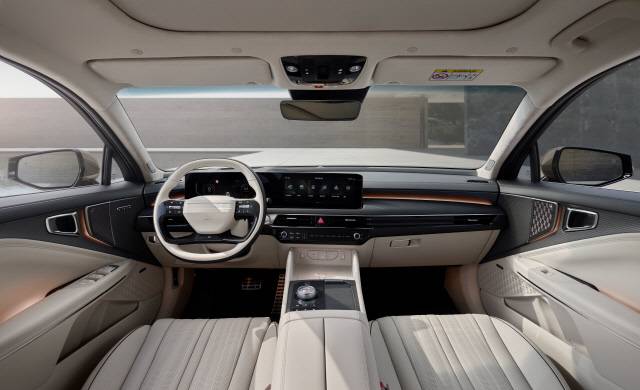 더 2026 K8 내장. 기아 제공