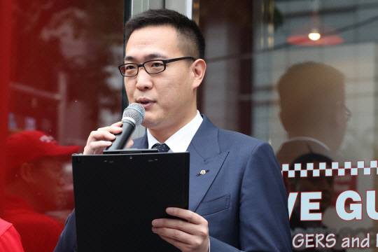 이달 한국 진출 2주년을 맞는 미국 햄버거 프랜차이즈 파이브가이즈가 서울 용산구에 8호점 오픈을 준비중인 것으로 나타났다. 사진은 김동선 한화갤러리아·한화호텔앤드리조트 부사장이 지난 2023년 1호점 오픈식에서 발언하고 있는 모습. 연합뉴스