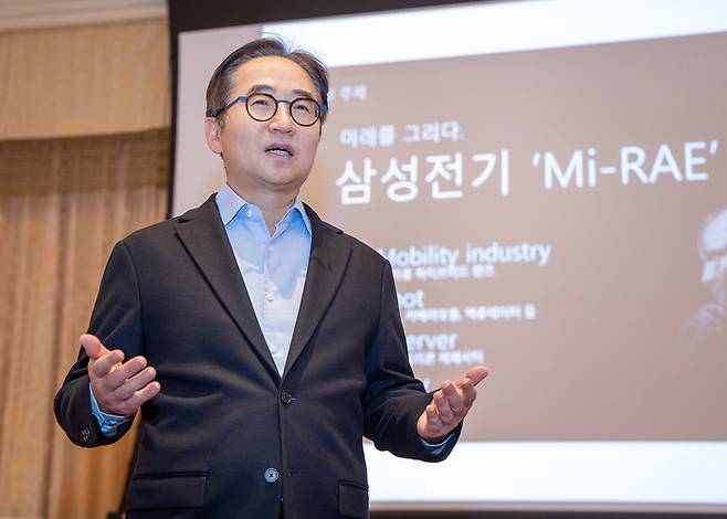 장덕현 삼성전기 사장이 지난 1월 미국 라스베이거스 앙코르 호텔에서 열린 'CES 2025' 기자 간담회에서 발언하고 있다. (사진=삼성전기)