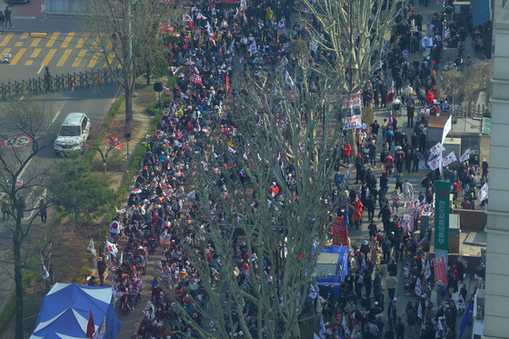 image.png [단독] "화염병 들고 헌재 간다" 글 쓴 20대女, 공중협박죄 송치