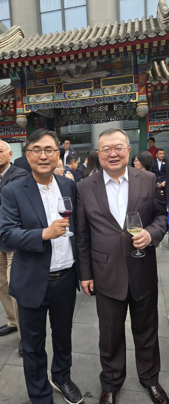 최근 중국정부의 초청으로 중국을 방문한 우수근 한중글로벌협회 회장(왼쪽)이 중국의 막강 권력 부처인 '대외연락부' 류젠차오 부장(장관)과 기념촬영을 하고 있다. 한중글로벌협회 제공