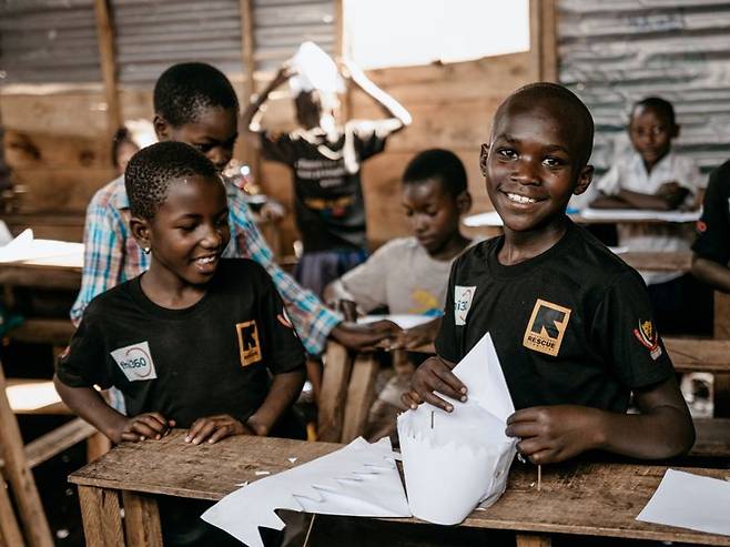 지난해 12월 30일 콩고민주공화국 북키부 주 고마 분쟁으로 고향을 떠난 10살 소년 자크 볼링고(오른쪽)가 국제구조위원회의 교육 프로그램에 참여하고 있다. 국제구조위원회 제공