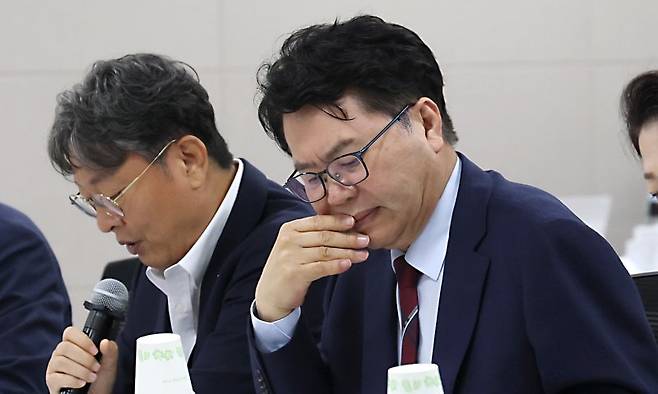 이한주 국정기획위원회 위원장(오른쪽)이 19일 오전 정부세종컨벤션센터에서 열린 국정기획위원회 산업통상자원부 업무보고에 참석해 제출된 자료를 보고 있다. 뉴스1