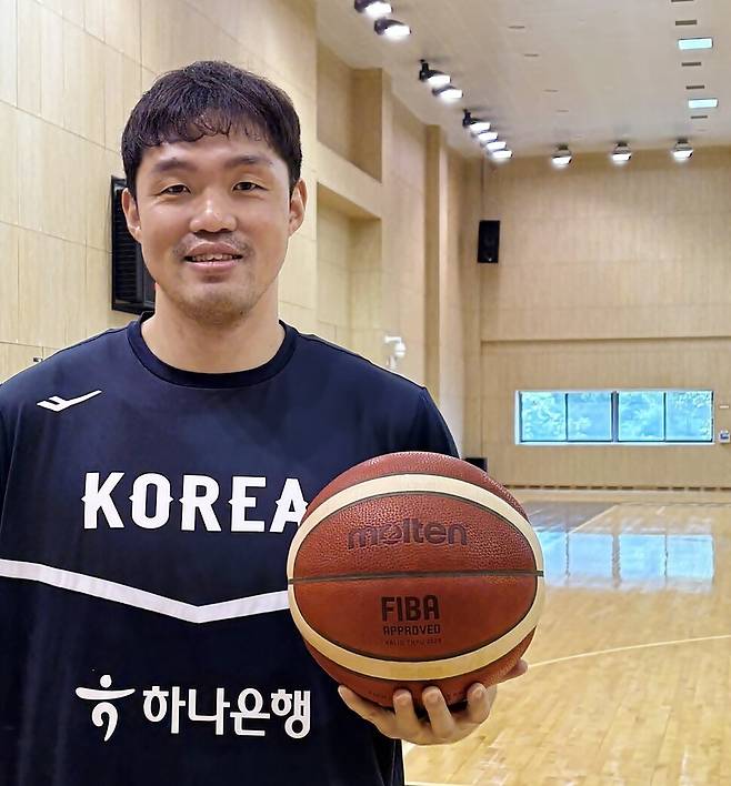 이승현이 지난 17일 진천 국가대표선수촌 농구 남자대표팀 훈련에 앞서 환하게 웃고 있다. 대한농구협회 제공