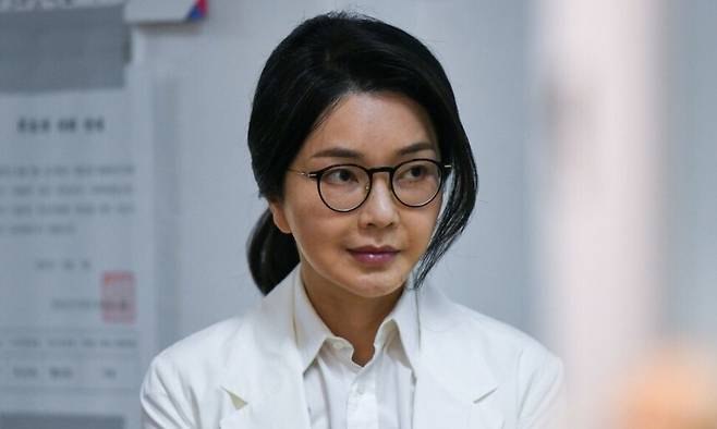 김건희씨가 지난 3일 서울 서초구 원명초등학교에 마련된 서초구 제3투표소에서 투표를 하기 위해 줄을 서 있다. 공동취재사진