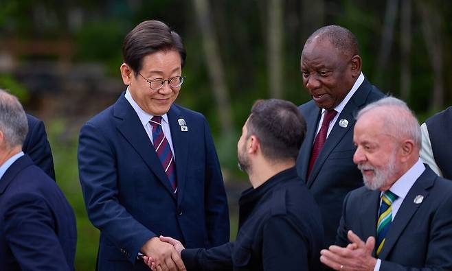 이재명 대통령이 17일(현지시각) 캐나다 앨버타주 캐내내스키스 주요 7개국(G7) 정상회의장에서 기념 사진을 촬영한 뒤 볼로디미르 젤렌스키 우크라이나 대통령과 악수를 하고 있다. 캐내내스키스/김태형 기자 xogud555@hani.co.kr