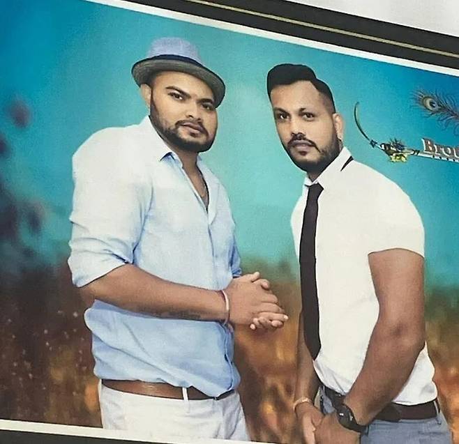 라메쉬의 자택에 걸린 형 아제이(왼쪽)와 라메쉬(오른쪽)가 같이 찍은 사진. 출처 더 선