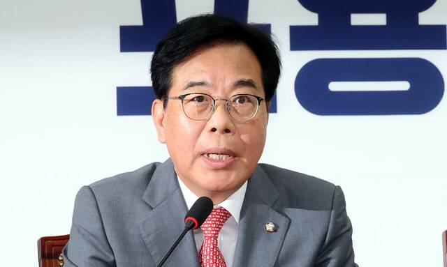 송언석 국민의힘 원내대표가 19일 서울 여의도 국회에서 열린 \"비리백화점 이재명 정부 인사청문회 대책회의\"에서 발언하고 있다. 김경호 선임기자 jijae@hani.co.kr