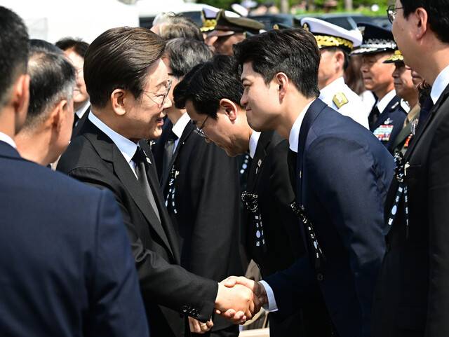 이재명 대통령이 지난 6일 서울 동작구 국립서울현충원에서 열린 제70회 현충일 추념식에서 김용태 국민의힘 비상대책위원장과 악수하고 있다. 대통령실사진기자단