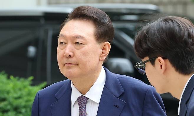 윤석열 전 대통령이 지난 16일 오전 서울 서초구 서울중앙지법에서 열린 내란 우두머리 혐의·직권남용 권리행사 방해 혐의 사건 7차 공판에 출석하고 있다. 김영원 기자 forever@hani.co.kr