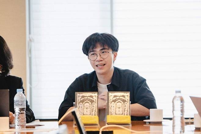 서울국제도서전 참석차 자신의 데뷔 소설을 들고, 자신이 리드 보컬로 활동하는 밴드와 첫 방한한 대만 작가 장자샹(32). 민음사 제공