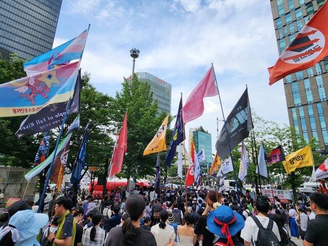 19일 서울 중구 한화빌딩 앞 김형수 전국금속노동조합 거제통영고성 조선하청지회장이 고공농성을 마치고 내려오자 말벌동지들이 김 지회장을 연호하고 있다. 김해정 기자