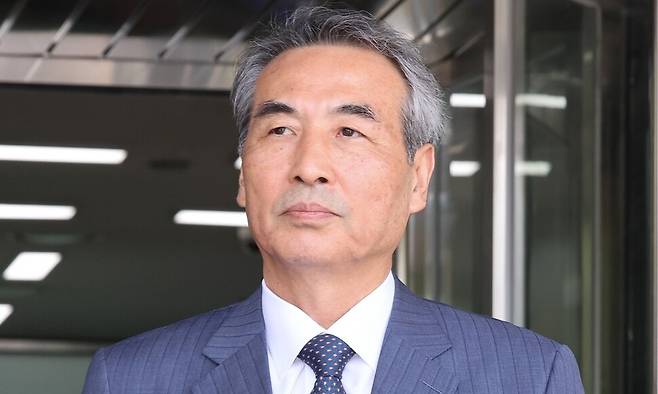 김건희 여사 관련 의혹을 수사하는 민중기 특별검사와 특검보들이 19일 오전 오동운 고위공직자범죄수사처장과 수사 인력 파견 협조 등에 관해 면담을 마치고 경기 과천시 정부과천청사 공수처에서 나오고 있다. 김영원 기자 forever@hani.co.kr