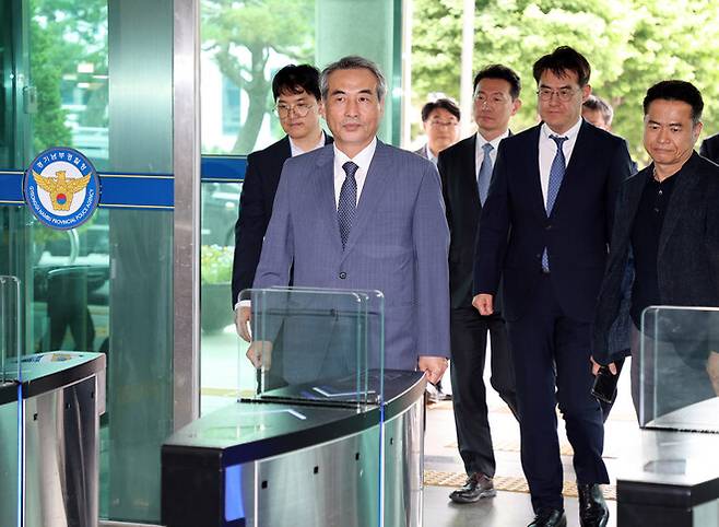 윤석열 전 대통령 부인 김건희 여사 관련 의혹을 수사하는 민중기 특별검사와 특검보들이 19일 오후 경기 수원시 경기남부경찰청을 방문, 김준영 청장 면담을 위해 이동하고 있다. 연합뉴스