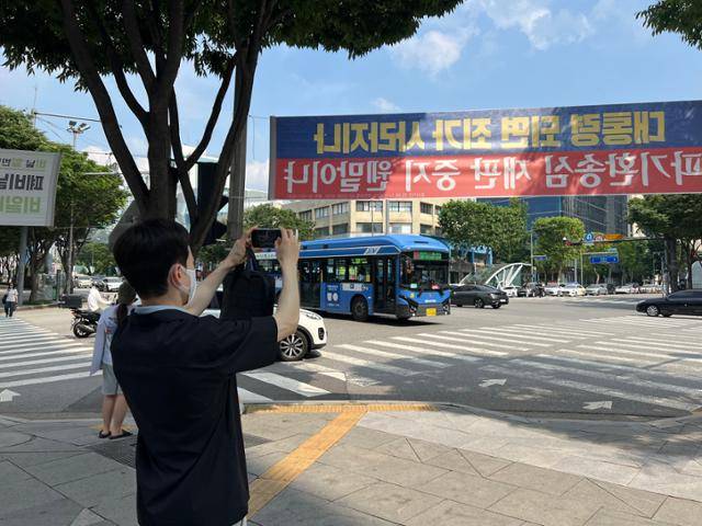 황상길 서울 강남구청 도시계획과 주무관이 17일 청담동에서 정당이 설치한 현수막을 촬영하고 있다. 권정현 기자