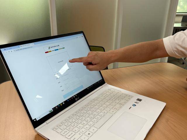 강진규 주무관이 17일 서울 강남구청에서 '정당 현수막 실시간 관리 시스템'의 작동 방식을 설명하고 있다. 권정현 기자