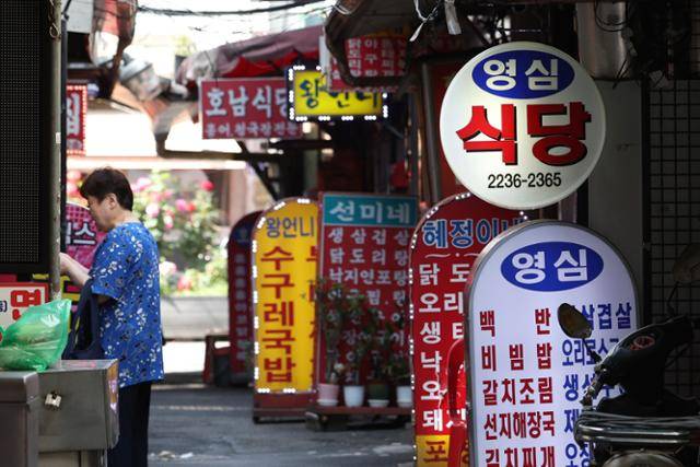 지난달 22일 서울 시내 한 식당 골목이 한산한 모습을 보이고 있다. 뉴시스