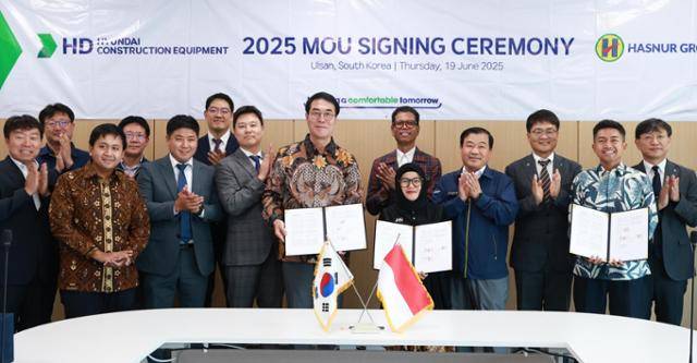 최철곤(앞줄 왼쪽 다섯 번째) HD현대건설기계 사장과 자얀티 사리 하스누르 그룹 사장이 19일 울산 동구 HD현대건설기계 울산캠퍼스에서 전략적 업무 협약을 체결한 뒤 기념촬영을 하고 있다. HD현대건설기계 제공