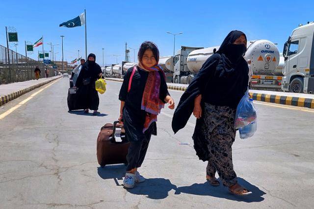 이스라엘의 공습으로 이란에 발이 묶였던 파키스탄인들이 18일(현지시간) 타프탄의 파키스탄-이란 국경 공동 출입국사무소를 통해 파키스탄으로 대피하고 있다. 타프탄=AP 뉴시스