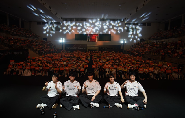 18일 '2025 HLE 글로벌 팬페스트 인 베트남' 행사가 열린 베트남 호찌민시 떤빈 체육관에서 프로게임단 '한화생명e스포츠(HLE)' 선수들이 포즈를 취하고 있다. 한화생명 e스포츠단 제공