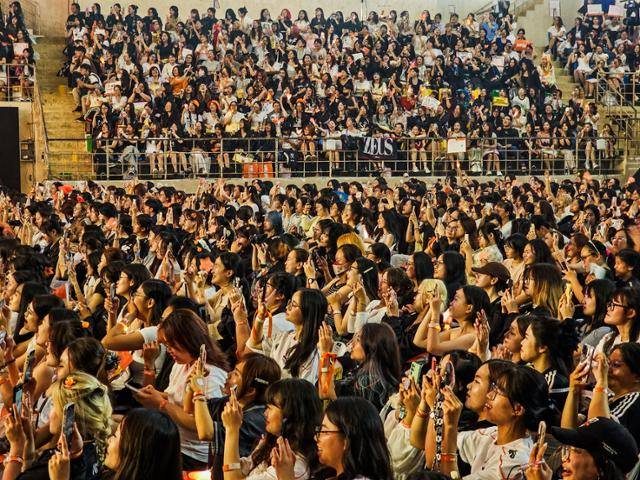 18일 '2025 HLE 글로벌 팬페스트 인 베트남' 행사가 열린 베트남 호찌민시 떤빈 체육관에서 팬들이 선수들을 바라보며 환호하고 있다. 호찌민=허경주 특파원